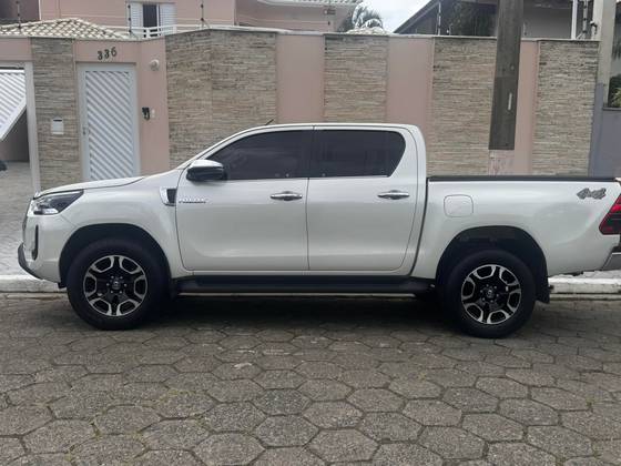 TOYOTA HILUX 2.8 D-4D TURBO DIESEL CD SRX 4X4 AUTOMÁTICO